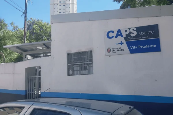 Imagem colorida da fachada do CAPS Vila Prudente, que está há dois anos sem psicólogos - Metrópoles