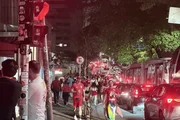 Apoiadores comemoram reeleição de Lula na Av. Paulista neste domingo (25/10).