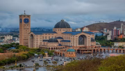 Vista da Basílica de Aparecida com a cidade ao fundo Vista da Basílica de Aparecida com a cidade ao fundo