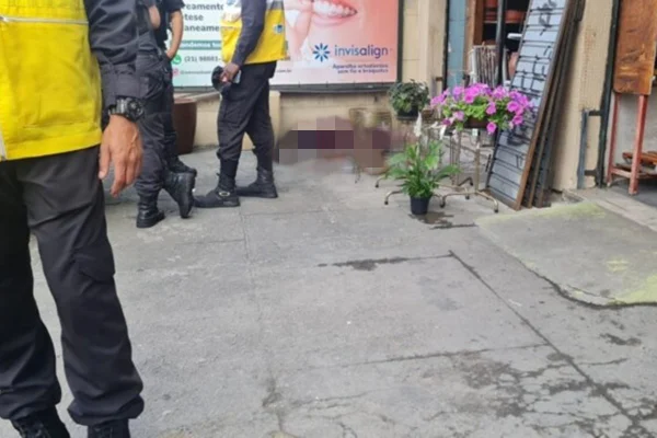 Suspeito morre e comparsas são presos após assalto a mercado no Rio