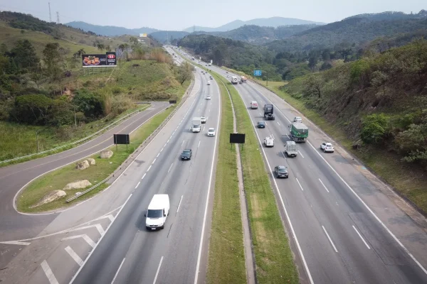 Imagem colorida de rodovia em SP