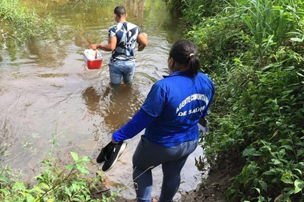 Enfermeiros atravessam rio para realizar vacinação em sítio na Paraíba