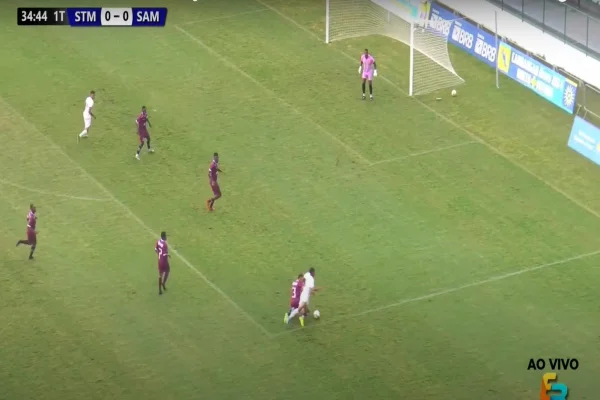Jogador do Samambaia é derrubado por jogador do Santa Maria