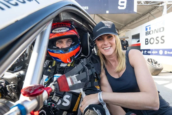 Ana Hickmann acompanha Edu Guedes em corrida de carro: “Emocionante”