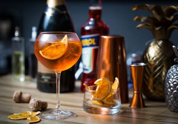 A festa não acabou! Confira como fazer o drink aperol spritz em casa