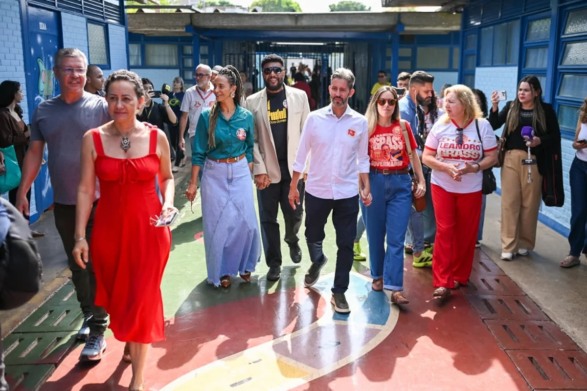 Leandro Grass chegou ao local de votação acompanhado da vice e da esposa Leandro Grass chegou ao local de votação acompanhado da vice e da esposa