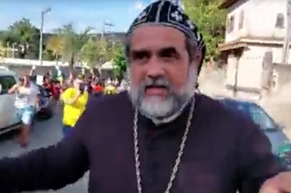 O ex-candidato à presidência, Padre Kelmon, negocia com policiais a entrega de armas do ex-deputado e correligionário Roberto Jefferson, que atirou em policiais após tentativa de prisão - Metrópoles