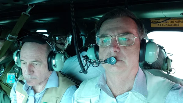 Bolsonaro sobrevoa área do acidente com barragem em Minas Gerais