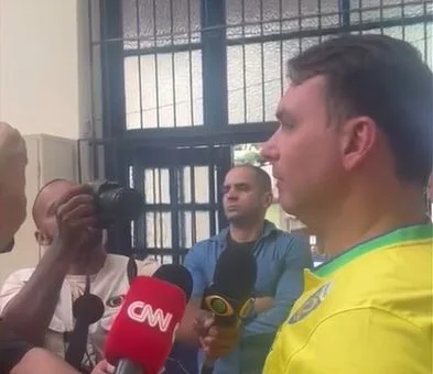 Flávio Bolsonaro: “População vai votar igual ao Neymar ou ao Marcola”