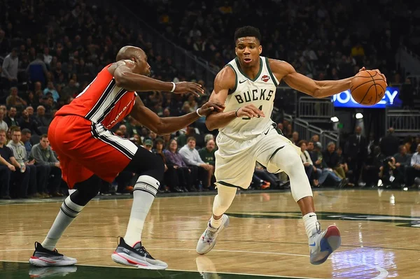 Bucks derrotam Blazers e assumem a liderança do Leste
