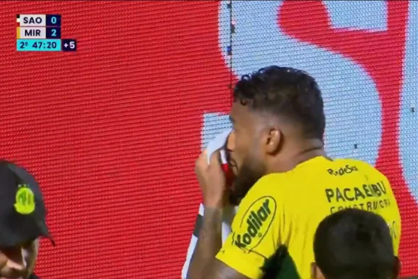 Imagem colorida do jogador Reinaldo em comemoração