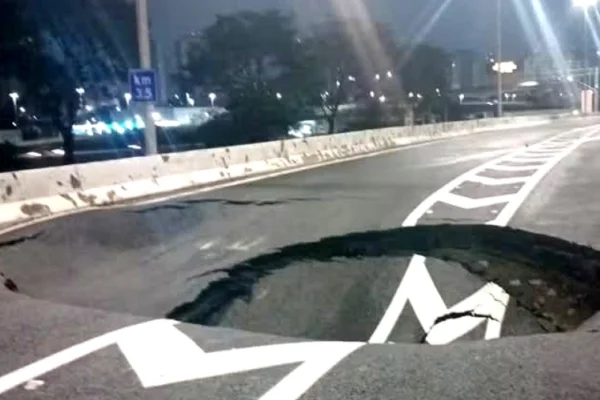 Imagem colorida de cratera aberta na pista central da Marginal Tietê. Metrópoles