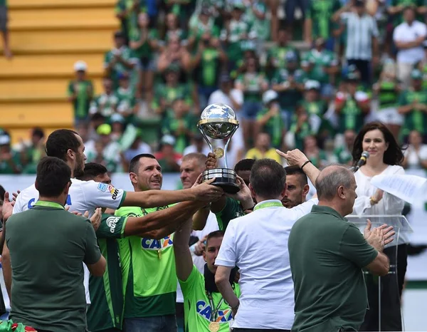 Chapecoense supera luto e ergue a taça de campeã da Sul-Americana