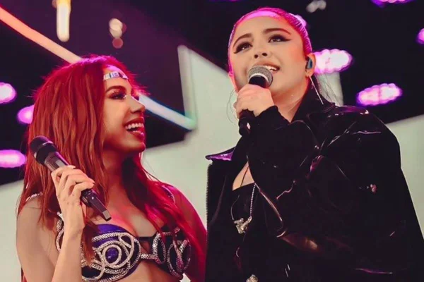 Anitta e Mari Fernandez em show - metrópoles