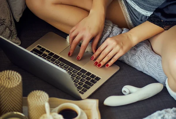 Mulher no computador com vibrador