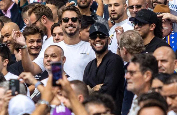 Infiltrado: Daniel Alves posta foto no meio da torcida do Real Madrid