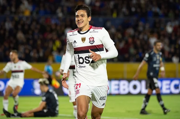 Flamengo empata e fica a uma vitória do título da Recopa