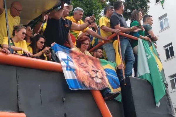 A deputada Carla Zambelli, durante manifestação na Avenida Paulista