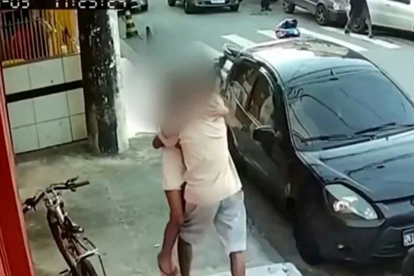 Homem abraça filha que escapou de atropelamento que matou duas crianças - Metrópoles