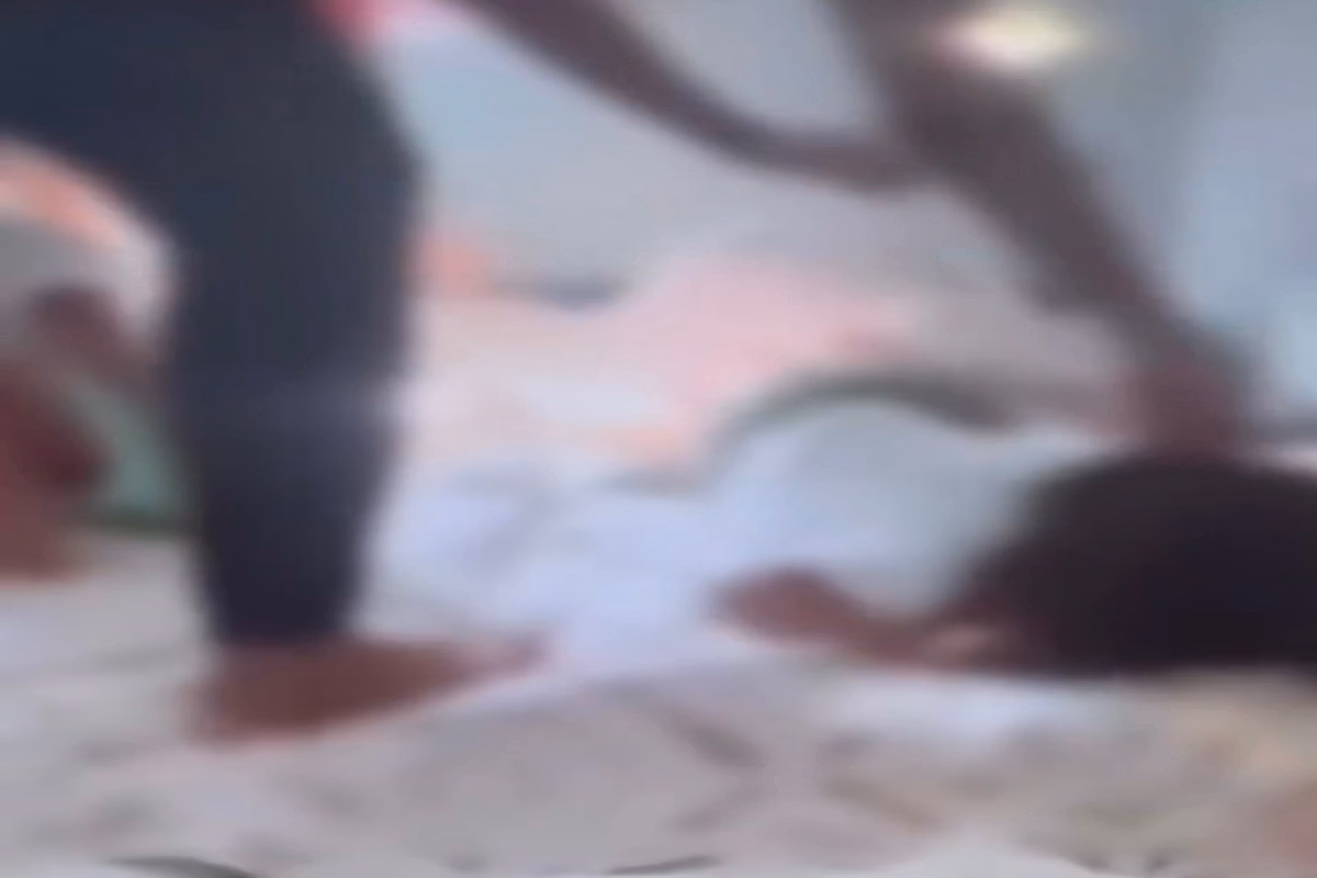 ES: vídeo mostra cuidadoras de “hotelzinho” maltratando crianças 3 Funcionária de creche agredindo criança