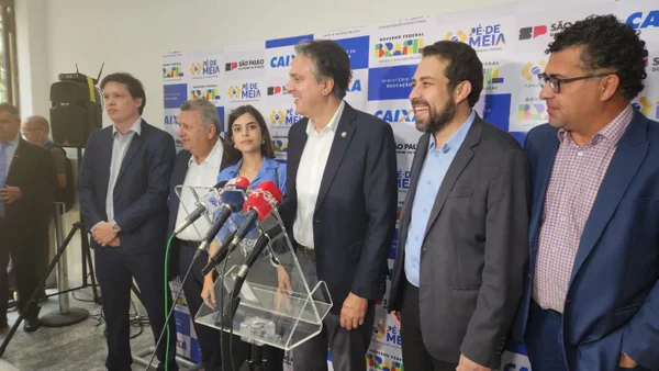 foto colorida do ministro da Educação, Camilo Santana, durante evento em SP; ao lado dele, os deputados federais Guilherme Boulos e Tabata Amaral - Metrópoles
