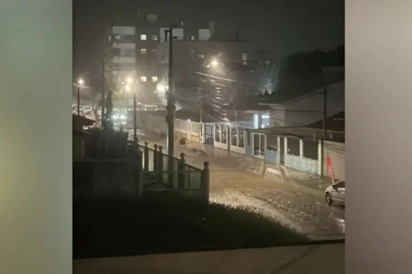 Imagem colorida chuva intensa atinge a Grande Florianópolis e ruas ficam alagadas- Metrópoles