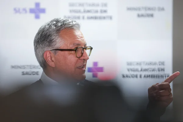 Ministro da Saúde, Alexandre Padilha, anuncia medidas da pasta diante dos casos de intoxicação por metanol Metropoles