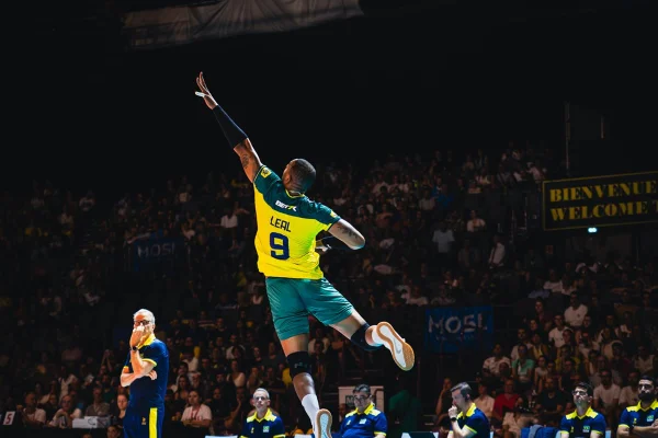 Imagem colorida mostra jogo de volei da seleção brasileira - Metrópoles