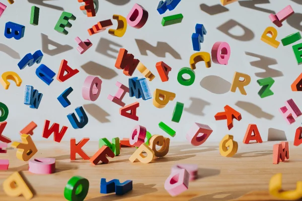 Várias letras do alfabeto coloridas