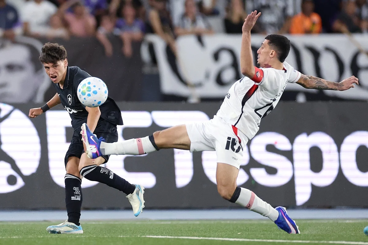 Disputa de bola na partida entre Botafogo e Vitória pelo Brasileirão Disputa de bola na partida entre Botafogo e Vitória pelo Brasileirão