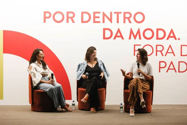 Na imagem com cor, roda de conversa do Metrópoles Fashion & Design