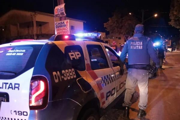 Imagem colorida de políciais parados em frente ao motel onde primo levou prima após evento familiar - Metrópoles