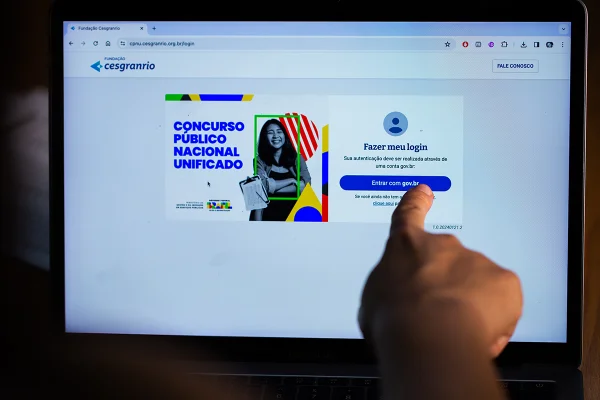 Banco de imagem - Computador com a tela de inscricao concurso público nacional unificado.