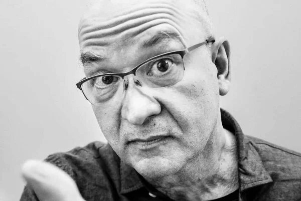 Imagem mostra o cantor Herbert Vianna, que é um momem careca e de óculos - Metrópoles