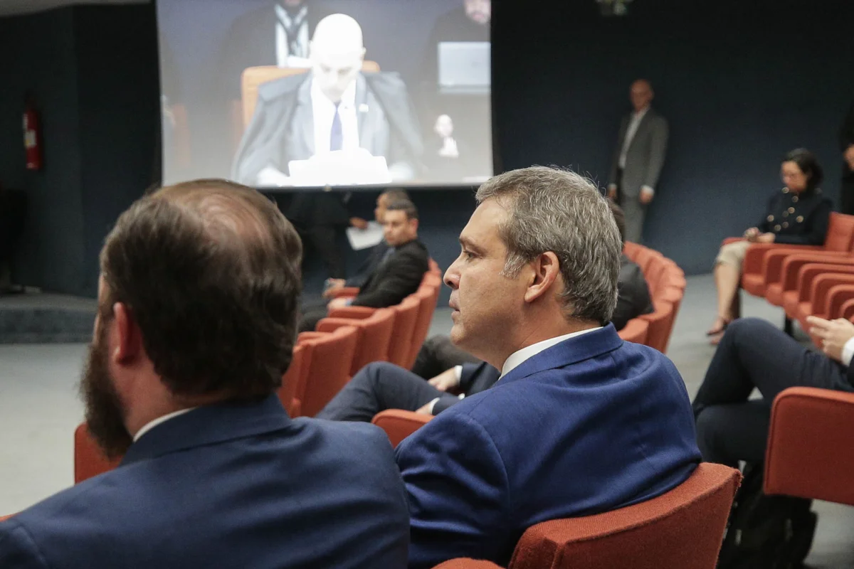 Lindbergh Farias acompanha o julgamento no Supremo Lindbergh Farias acompanha o julgamento no Supremo