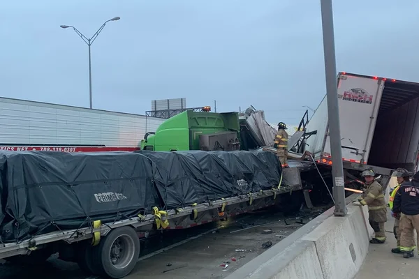 Engavetamento de 133 carros no Texas deixou ao menos nove mortos