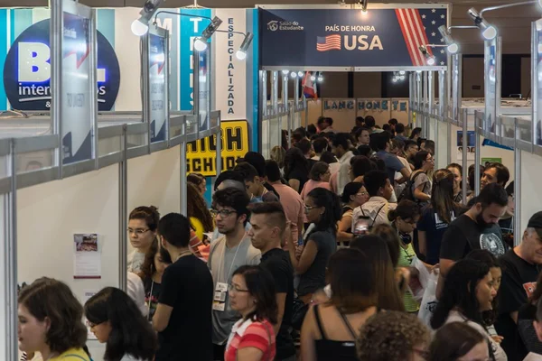 Feira de estudos - Metrópoles