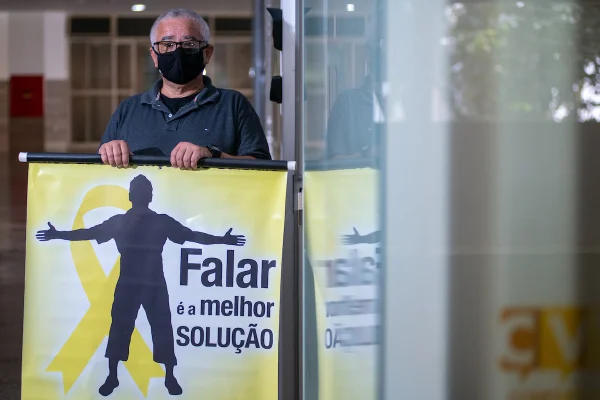 Voluntário do CVV conta o que aprendeu sobre a vida ouvindo pessoas