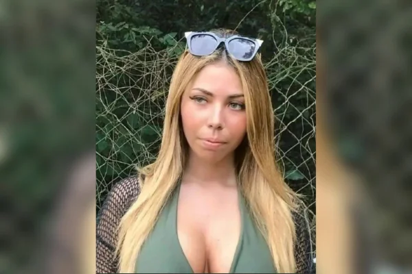 Mulher jovem, cabelos lisos e longos, com roupas decotadas