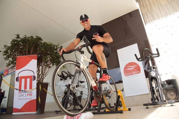 Bike repórter da Rádio Metrópoles pedala para arrecadar brinquedo