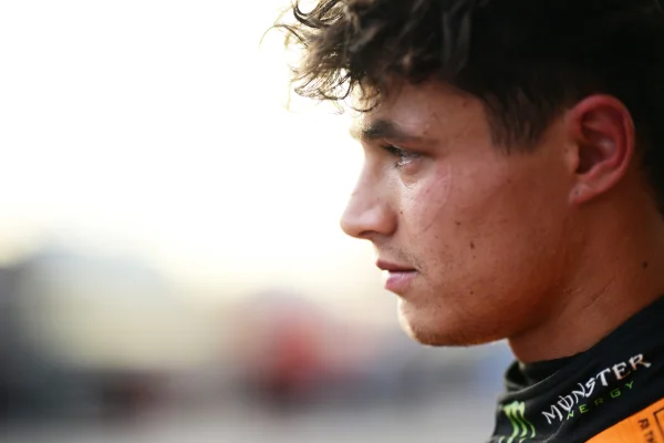 Foto colorida de Lando Norris, piloto da McLaren, durante o fim de semana do GP dos Estados Unidos de Fórmula 1, em Austin punido pela FIA - Metrópoles