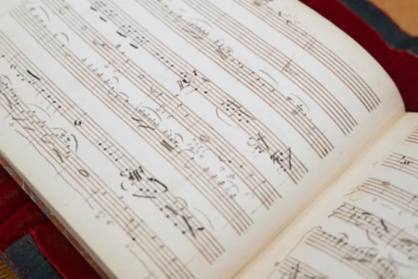 Imagem colorida de manuscrito inédito escrito por Mozart - Metrópoles
