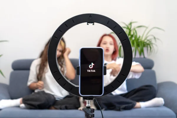 Tiktok imagem de celular pessoas sentadas no sofá