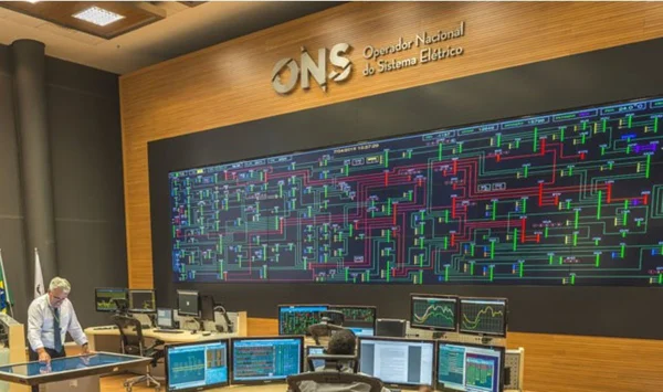 Imagem colorida da sala de controle do Operador Nacional do Sistema Elétrico (ONS)