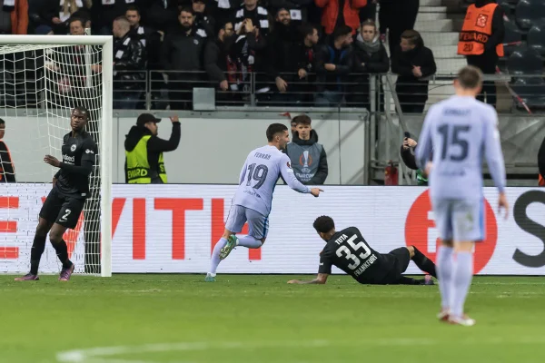 Liga Europa: Barcelona sofre golaço, mas reage e empata com Frankfurt