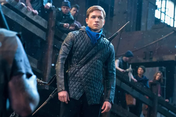 Imagem de Taron Egerton no filme Robin Hood: A Origem