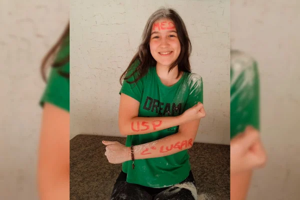 foto colorida da estudante Lara Sousa Christofaro, que fez o Provão Paulista e foi aprovada em segundo lugar em Medicina na USP de Bauru - Metrópoles