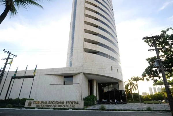 Benefícios engrossam ganhos de juízes federais acima do teto