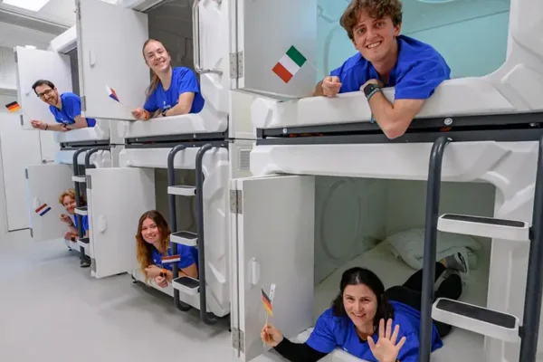 Foto de seis pessoas em simulação no espaço - Metrópoles