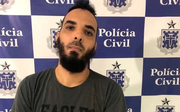 Homem é preso após ser flagrado se masturbando ao olhar adolescentes